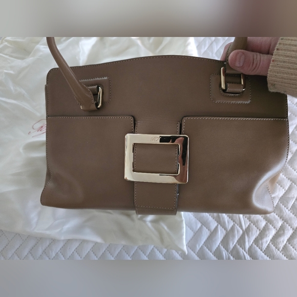 Roger Vivier EXCLUSIVE Small Retro Beige Satchel with Gold Buckle - Picture 4 of 15